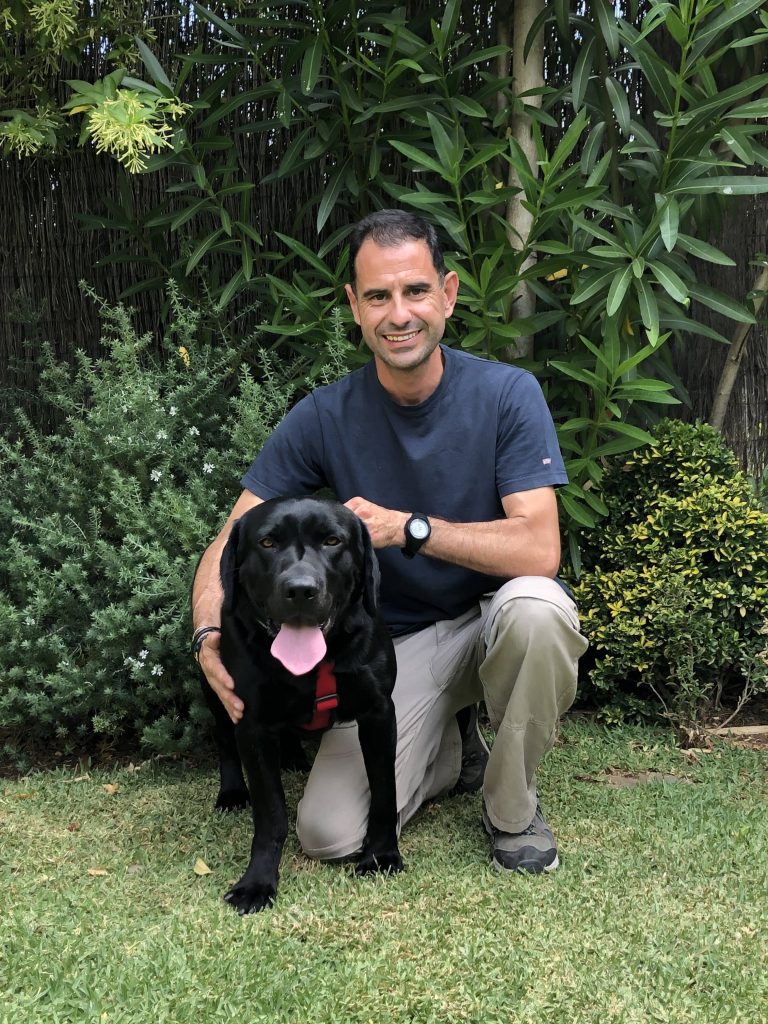 adiestrador canino JOSÉ LUIS JUNTO A UN LABRADOR NEGRO